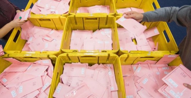 Sense votar o votant per amics i l’avi difunt: el sistema de vot exterior fa aigües entre desinformació oficial