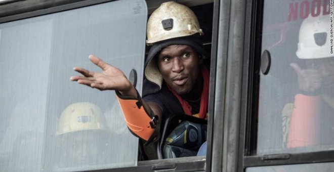 Rescatan con vida a los 1.800 trabajadores atrapados en una mina en Sudáfrica