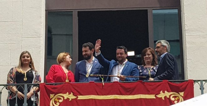 Un acord d'última hora fa alcalde de Badalona el socialista Álex Pastor i deixa Albiol a l'oposició