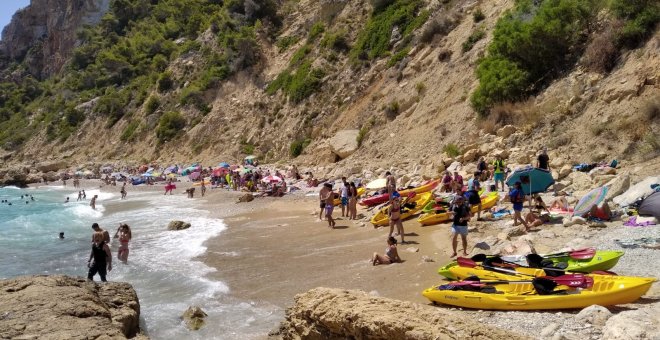 Bañarse en una cala cerrada por riesgo de desprendimientos y otros peligros del 'turismo influencer'