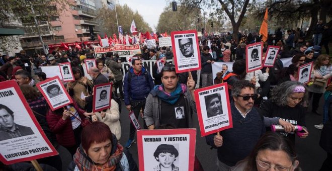 Miles de chilenos marchan para recordar a las víctimas de la dictadura de Pinochet en el 46 aniversario del golpe