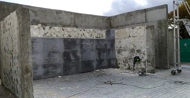 Arrancan las placas con los nombres de los fusilados durante el franquismo en el Cementerio de La Almudena