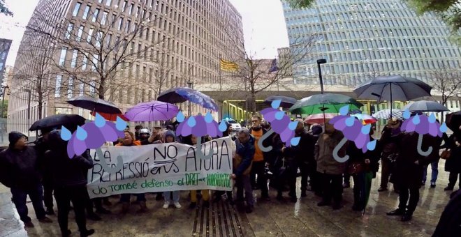 Desenes de persones es concentren per denunciar l'intent de criminalització del moviment pel dret a l'habitatge