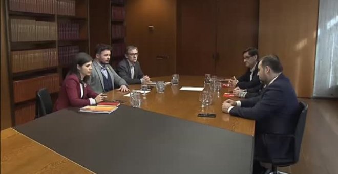 Últimos contactos parlamentarios para conseguir la investidura de Sánchez