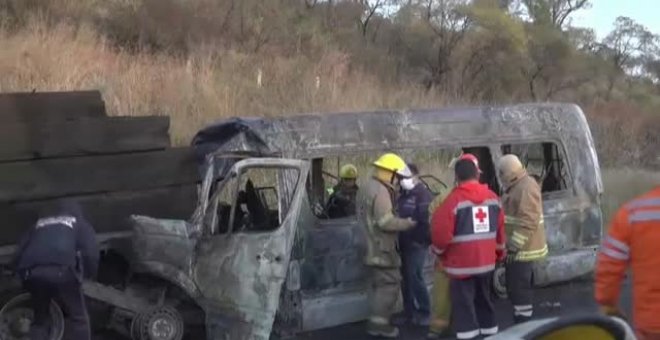 El choque entre una caravana y un camión deja 14 fallecidos y 12 heridos en México
