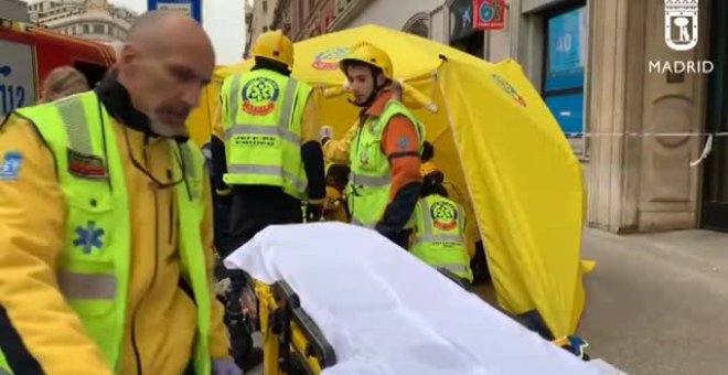 Herida muy grave una mujer al caerle los cascotes de una cornisa en el centro de Madrid