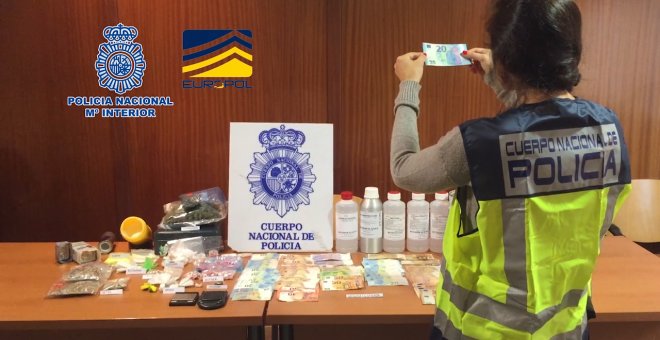 Policía participa en una operación contra la falsificación de moneda