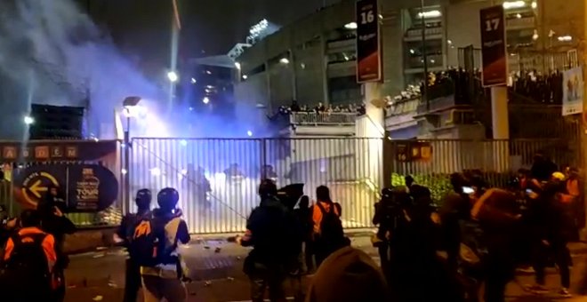 Manifestantes fuerzan un acceso del Camp Nou