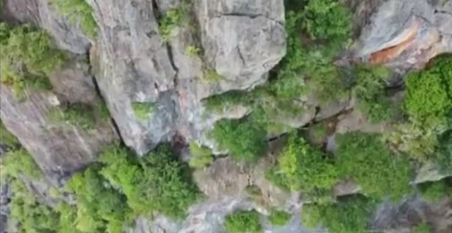 Un paracaidista se queda colgando de un acantilado en Tailandia durante varias horas