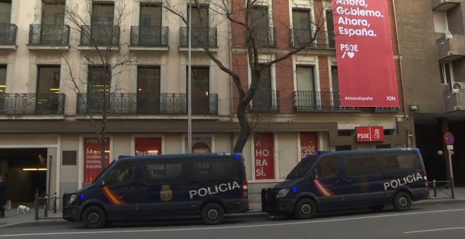 Presencia policial en Ferraz tras la irrupción de Hogar Social en sede de PSOE