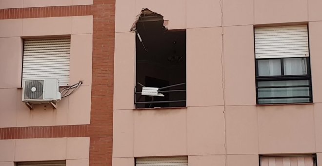Edificio afectado por el impacto de la placa metálica de la petroquímica