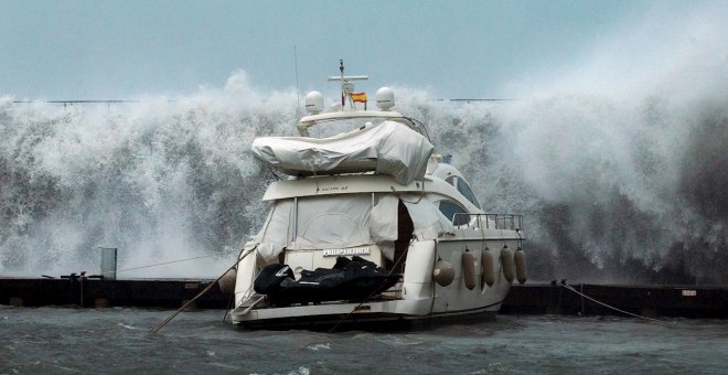 Los vídeos del temporal: carreteras cortadas, nevadas copiosas y fuerte oleaje