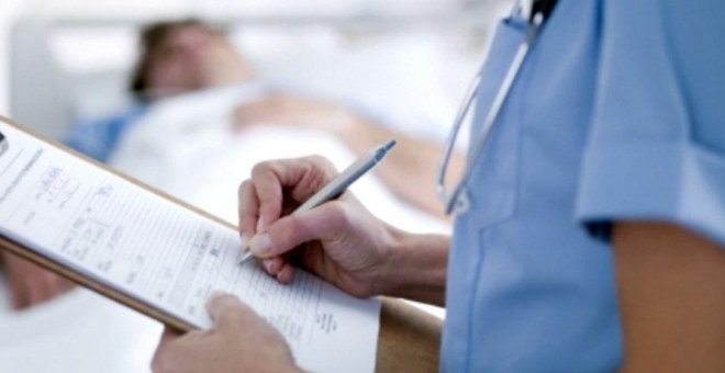 Los enfermeros denuncian los colapsos por la gripe en 11 autonomías