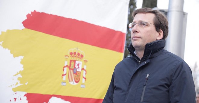 Desde Colón hasta el balcón: Almeida se gasta nueve veces más que Carmena en banderas de España