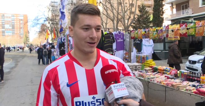 Aficionados del Atlético de Madrid en el Santiago Bernabéu