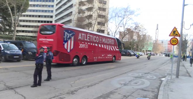 Aficionados del Madrid y el Atlético calientan el ambiente previo al derbi