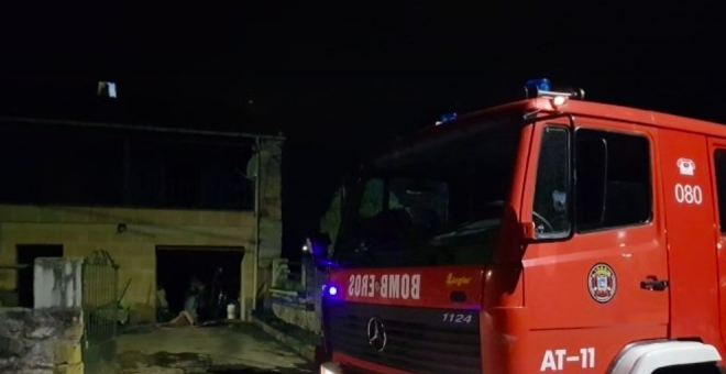 Bomberos de Santander apagan un fuego en una casa de Entrambasaguas