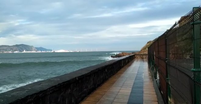 Oleaje en el Puerto Viejo de Algorta (Getxo)