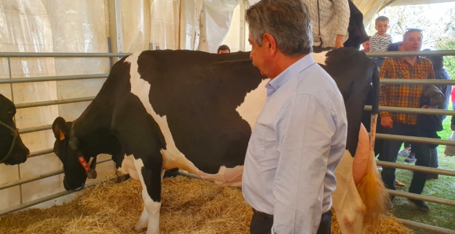 Revilla defiende la labor de los ganaderos y "un precio justo" para la leche en la IV Feria de Trasierra