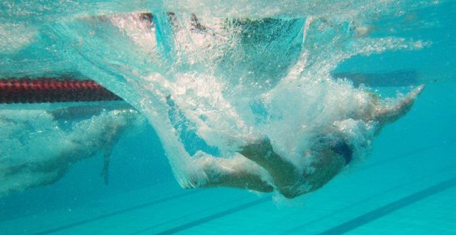 Piden a la Federación Catalana de Natación que permita competir a una niña trans con el equipo femenino de su club