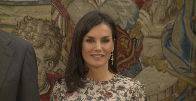 La Reina Letizia elige un look discreto para su primer acto de la semana