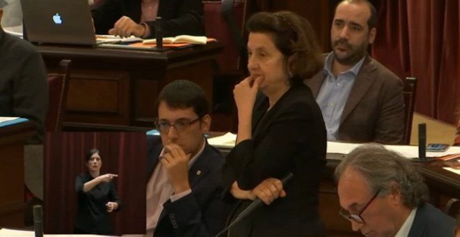 Una mujer del público interrumpe el pleno del Parlament