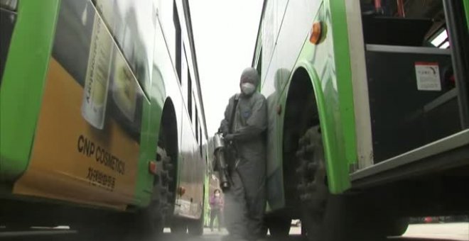 Corea del Sur desinfecta el interior de los autobuses para contener el coronavirus