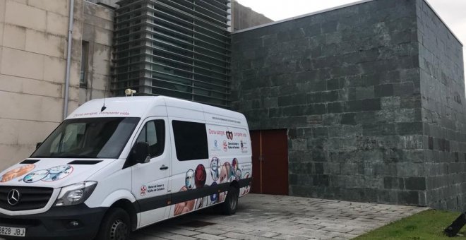 La unidad móvil de donación de sangre atiende en el Ayuntamiento de Noja durante todo el día