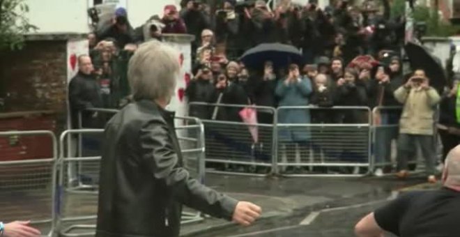 El príncipe Harry escenifica junto a Bon Jovi la famosa foto de Los Beatles en Abbey Road