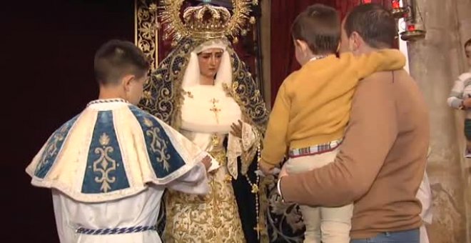 El coronavirus no altera el tradicional besamanos de la virgen