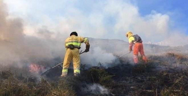 Cantabria cierra el domingo con cinco incendios forestales, dos de ellos activos en Cabuérniga y tres ya controlados