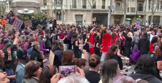 La manifestación feminista de Barcelona, en un ambiente festivo