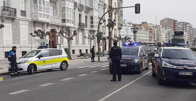 Los controles conjuntos de Policía Nacional y policías locales en Santander y Torrelavega se saldan con sanciones