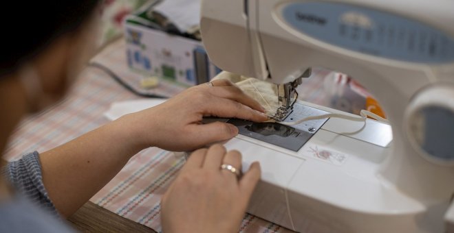 Los expertos advierten de que las mascarillas caseras no protegen del contagio de la covid-19 al portador