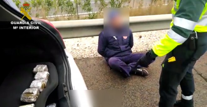 Guardia Civil detiene a un conductor con más de un kilo de hachís