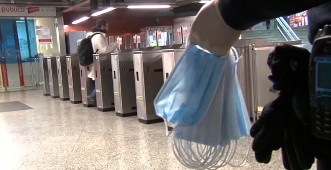 La Policía Nacional entrega mascarillas en la estación de Sol (Madrid)