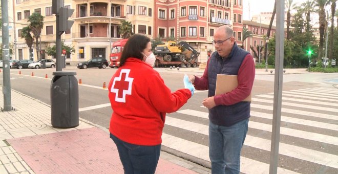 Reparten mascarillas higiénicas a trabajadores en Badajoz