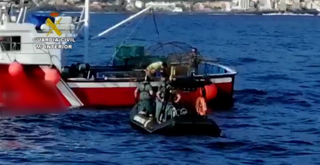 La Guardia Civil sorprende a una embarcación faenando con artes ilegales en aguas de La Gomera