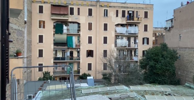 Vecinos de un barrio de Roma salen a aplaudir desde sus balcones