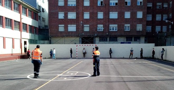 El Ayuntamiento reparte a los estudiantes el material escolar para retomar las clases online