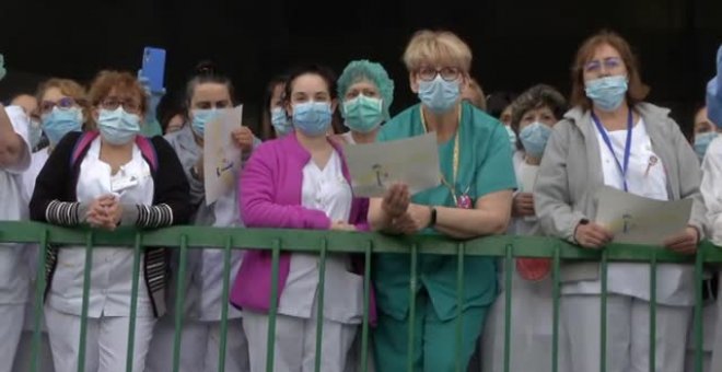 Minuto de silencio de los sanitarios del Hospital 12 de Octubre por las víctimas del COVID-19