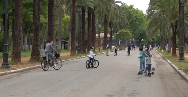 Parque de María Luisa de Sevilla con niños jugando
