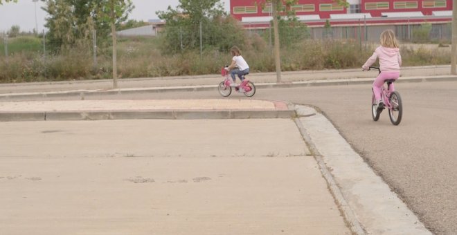 Niños en Zaragoza salen a la calle tras el alivio en el confinamiento