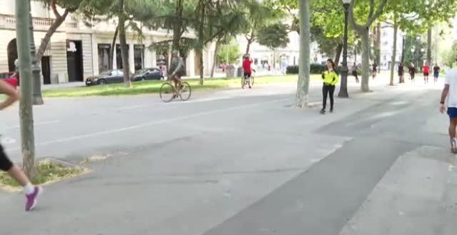 Miles de personas salen a correr en el primer día de alivio del confinamiento en Barcelona