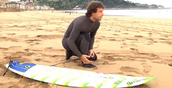 Los surfistas de San Sebastián vuelven al agua