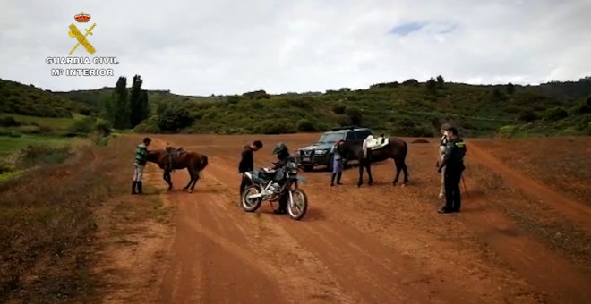 La Guardia Civil detiene a tres personas montadas a caballo