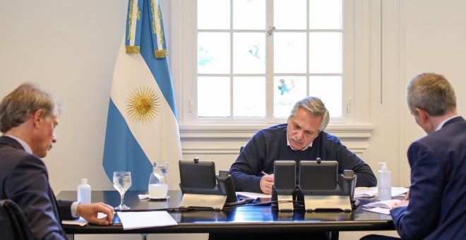 Detienen a un hombre que lanzó un explosivo a la casa presidencial argentina