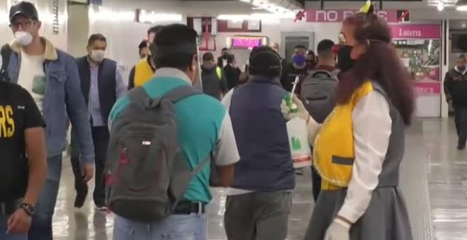 Payasos en el metro de Ciudad de México para luchar contra el Covid-19