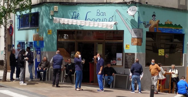 Las redes claman contra los "insensatos" y los "incívicos" que incumplen la seguridad en las terrazas en el comienzo de la fase 1