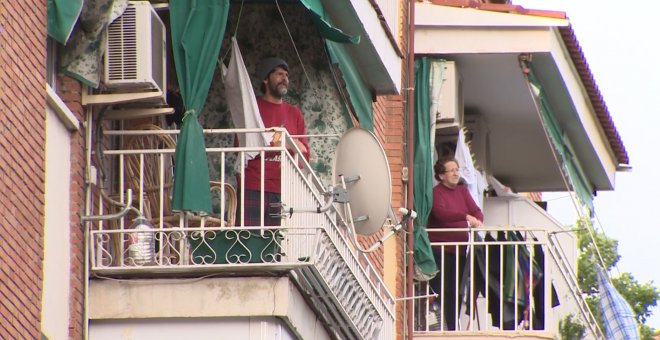 Vecinos de Aranjuez aplauden a los sanitarios